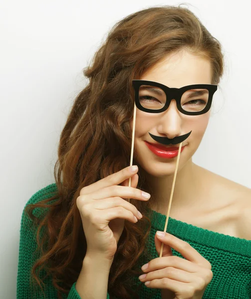 Aantrekkelijke speelse jonge vrouw — Stockfoto