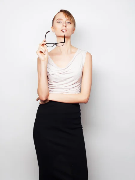 Junge Geschäftsfrau mit Brille — Stockfoto