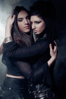 Genç gotik çiftin romantik portresi