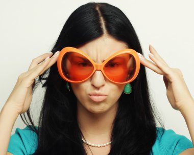 komik kadın büyük portakal gözlüklü