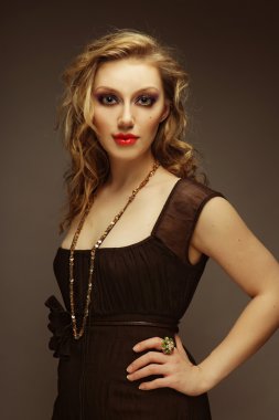 Studio poz sarışın manken