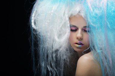 parlak makyaj ve yaratıcı saç olan kadın