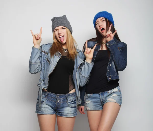 两个年轻的女孩时髦朋友站在一起 — 图库照片
