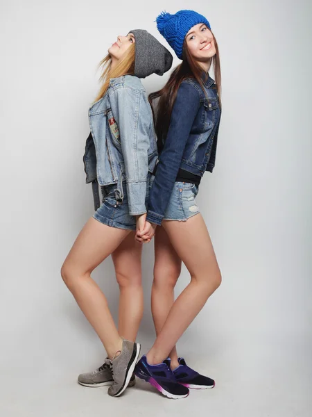Två unga flicka vänner att ha roligt tillsammans. — Stockfoto
