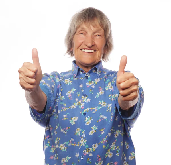 Mulher velha mostrando sinal ok em um fundo branco — Fotografia de Stock