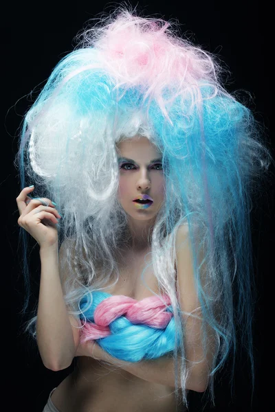Modelo de moda con maquillaje brillante y cabello colorido — Foto de Stock