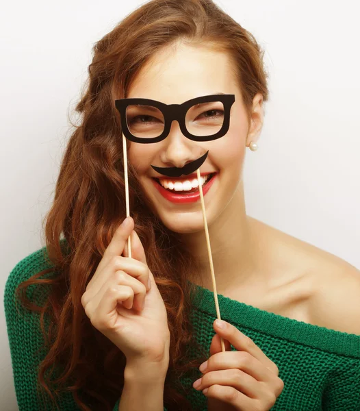 Mujer joven sosteniendo bigote y gafas — Foto de Stock