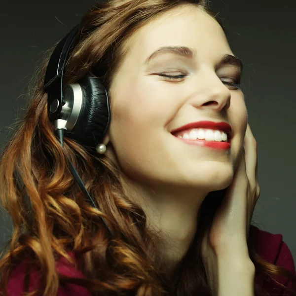 Jeune femme avec écouteurs écouter de la musique — Photo