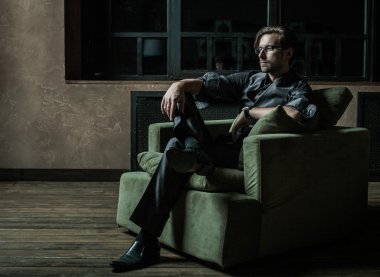 bir koltukta oturan işadamı