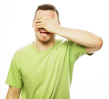 Yeşil t-shirt mutlu genç adam