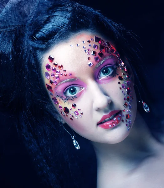 Retrato de close-up de mulher com maquiagem artística — Fotografia de Stock
