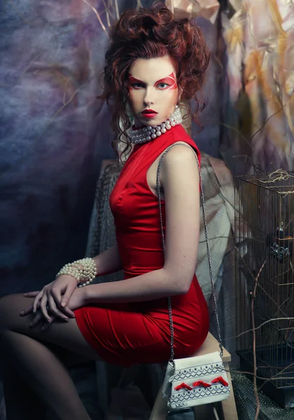 A fehér táska piros ruhás nő — Stock Fotó