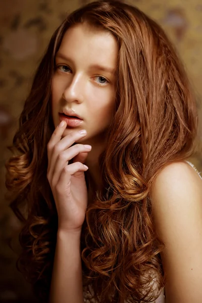 Jeune femme aux longs cheveux bouclés — Photo