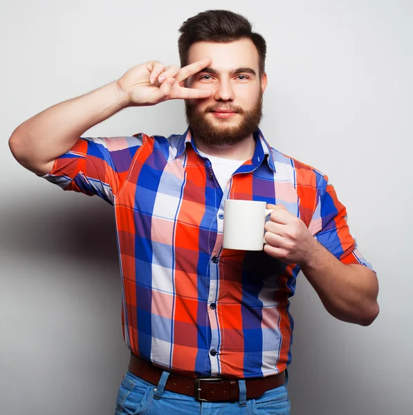 Mann trinkt eine Tasse Kaffee — Stockfoto