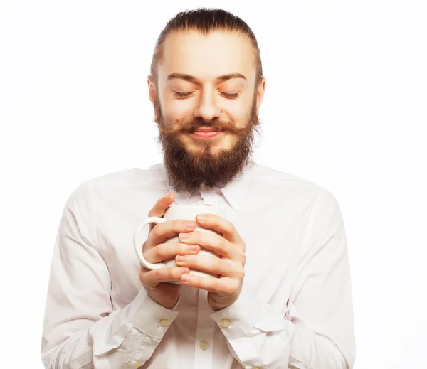 Junger Mann trinkt eine Tasse Kaffee — Stockfoto