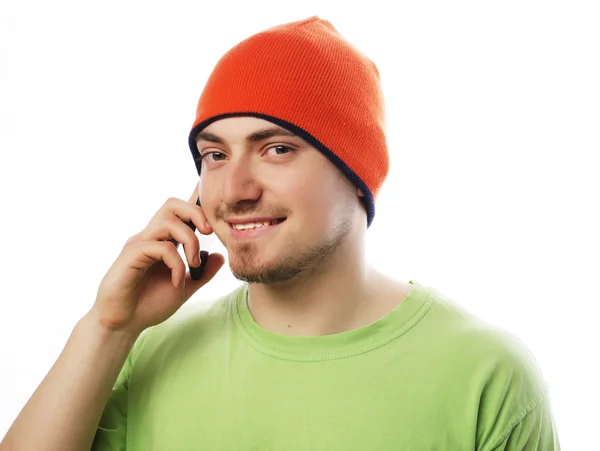 Человек в рубашке говорит по телефону — стоковое фото