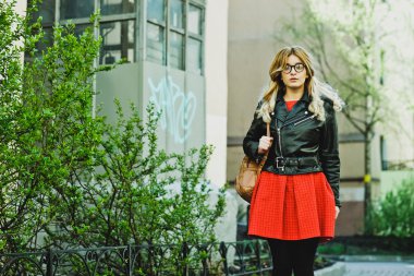 genç güzel sarışın kadın açık poz