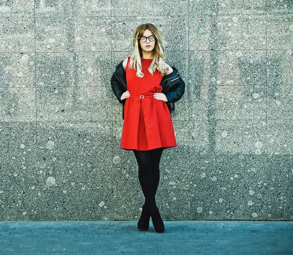 Mujer hipster en traje de verano casual con estilo — Foto de Stock