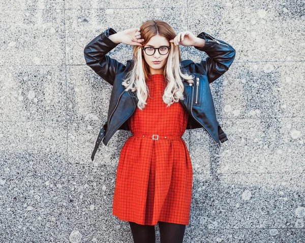 Mujer hipster en traje de verano casual con estilo — Foto de Stock