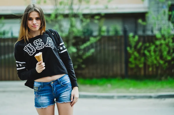 Junge Frau isst Eis an sonnigen Tagen im Freien — Stockfoto