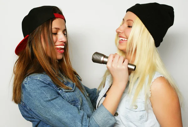 Girls singing — Stock Photo, Image