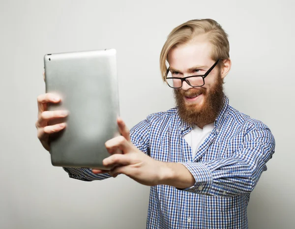 Genç sakallı adam holding tablet — Stok fotoğraf