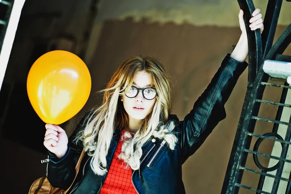 Balon şehrin genç hipster kadınla — Stok fotoğraf