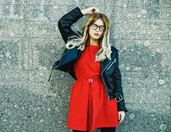 Mulher hipster em roupa de verão casual elegante — Fotografia de Stock