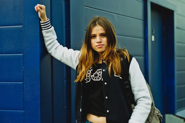 Chica hipster con estilo contra la pared colorida —  Fotos de Stock