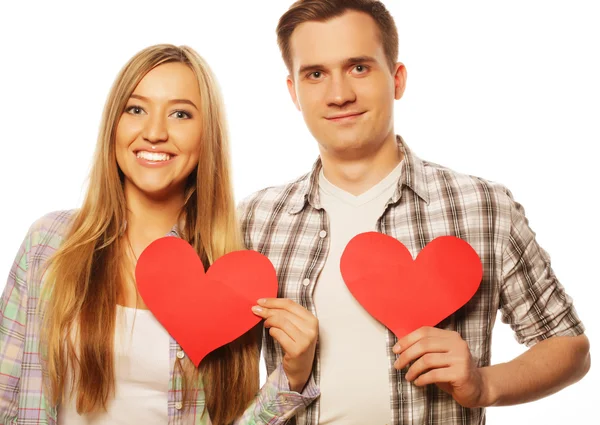 Щаслива пара в любові тримає червоне серце — стокове фото