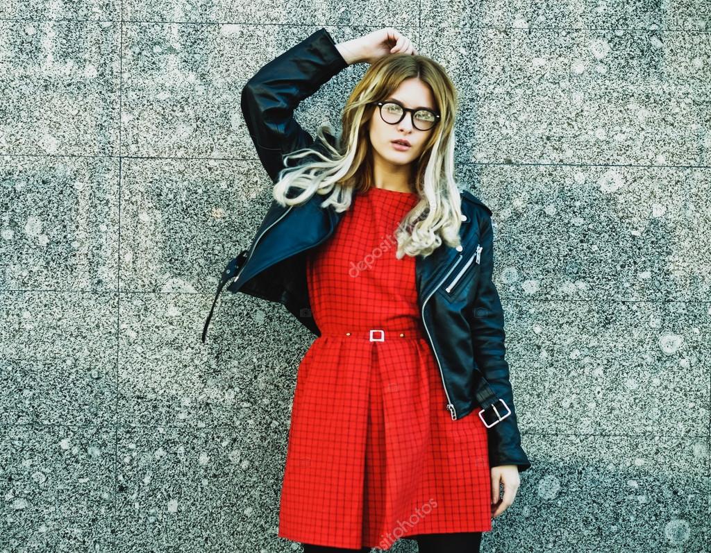 Femme De Hipster En Tenue Dété Casual Chic Photographie