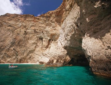 Zakynthos adasındaki mavi mağaralar