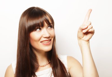 Parmağını kaldırmış genç bir kadın. 