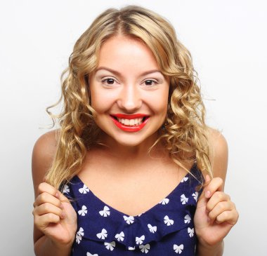 Güzel, genç, şaşkın kadın. Stüdyo çekimi.