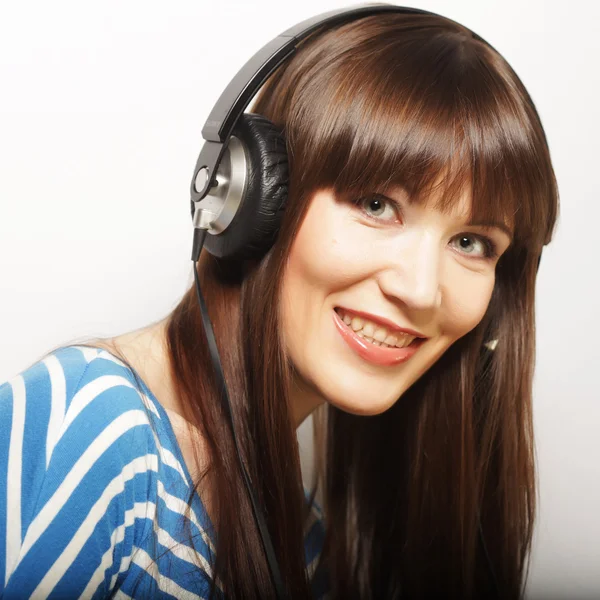 Joven mujer feliz con auriculares —  Fotos de Stock