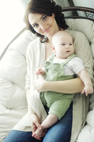 Jovem mãe feliz com bebê — Fotografia de Stock