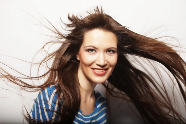 Jeune femme avec du vent dans les cheveux — Photo