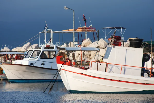 Barcos de pesca atracados no porto da cidade de Zante, Grécia — Fotografia de Stock