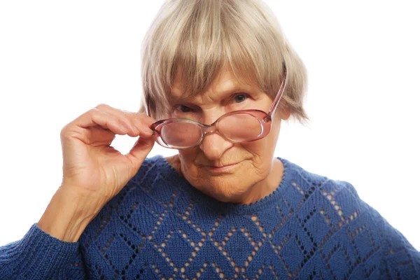 Anciana señora mayor mirando a través de sus gafas — Foto de Stock