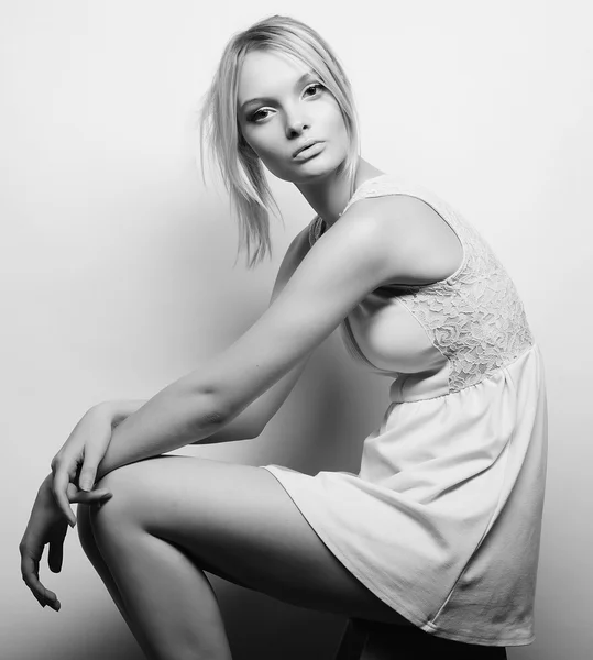 Красива блондинка модель сидить на табуреті — стокове фото