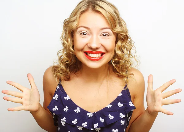 Hermosa joven sorprendida mujer. Captura de estudio. —  Fotos de Stock