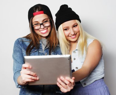  bir tablet ile kendi kendine portre çekici kızlar