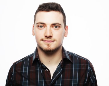 Gömlekli yakışıklı genç adam kameraya bakıyor. 