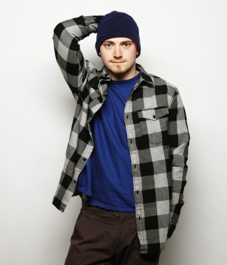 Gömlekli yakışıklı genç adam kameraya bakıyor. 