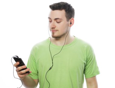 müzik dinleme ve smartphone kullanarak adam
