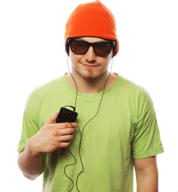 müzik dinleme ve smartphone kullanarak adam