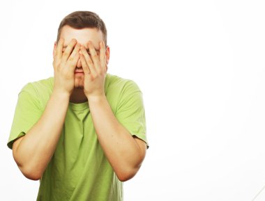 Yeşil t-shirt mutlu genç adam