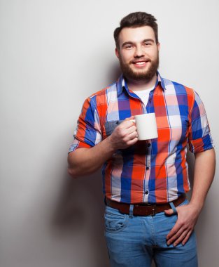 bir fincan kahve ile genç sakallı adam