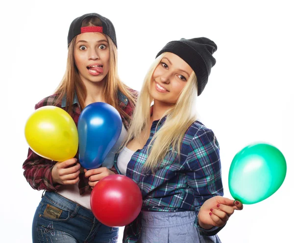 Hipster flickorna ler och håller färgade ballonger — Stockfoto