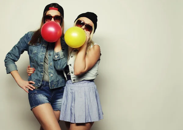 Filles hipster souriant et tenant des ballons colorés — Photo